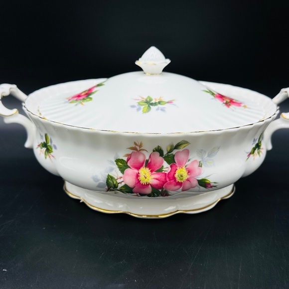 Royal Albert Prairie Rose Covered Serving Bowl Bone China England - Picture 1 of 5